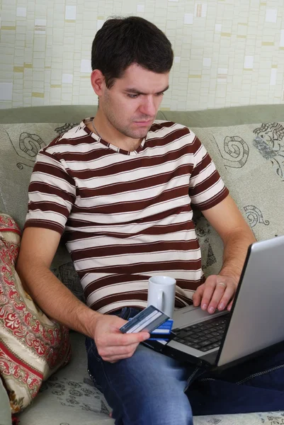 Ung kille med en bärbar dator — Stockfoto