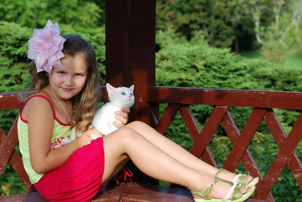 Маленька дівчинка з кошеням — стокове фото