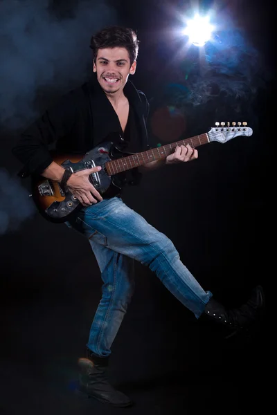 Hombre fresco con guitarra eléctrica — Foto de Stock