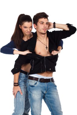 seksi genç kadın erkek elbiselerini alarak,