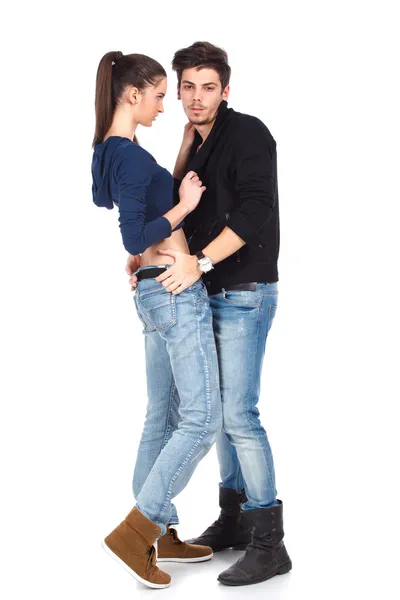 Bote de cuerpo completo de una pareja que usa jeans — Foto de Stock