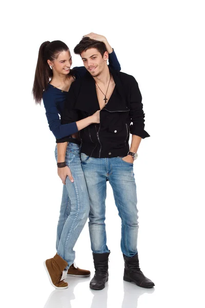 Glückliches junges Paar flirtet — Stockfoto