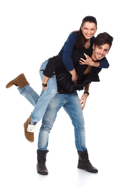 Счастливая молодая пара играет — стоковое фото