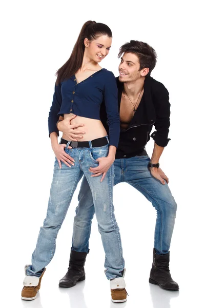 Счастливая молодая пара в джинсах — стоковое фото