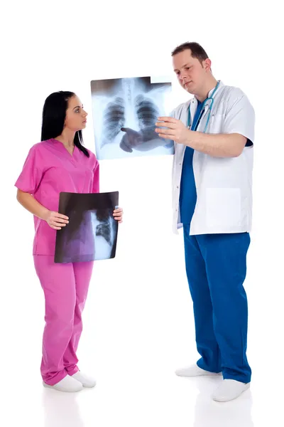 Dois médicos a ver radiografia — Fotografia de Stock