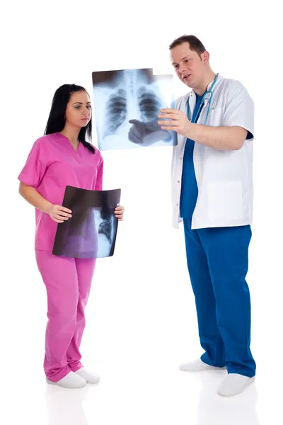 Zwei Ärzte analysieren Röntgenbilder — Stockfoto