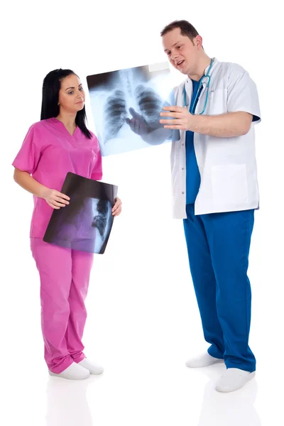 Zwei glückliche Ärzte bei der Interpretation einer Röntgenaufnahme — Stockfoto