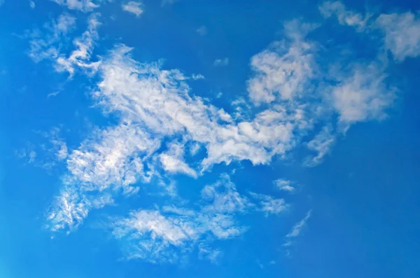 Небо голубое с облаками — стоковое фото