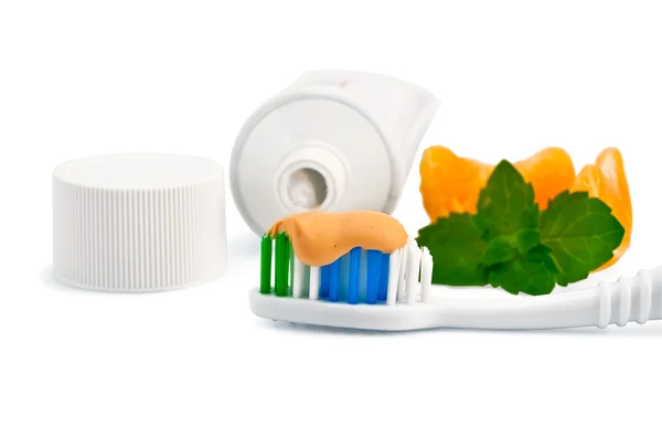 オレンジの歯磨き粉とオレンジ色のスライスと歯ブラシ — Stockfoto