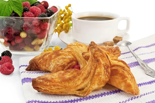 Peçeteye çörek ve kahve meyveleri — Stok fotoğraf
