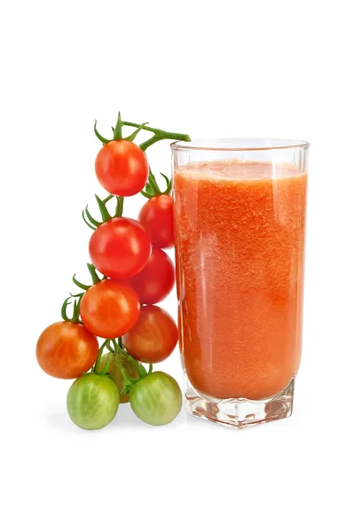 Sok pomidorowy w szkle z wiśni — Zdjęcie stockowe