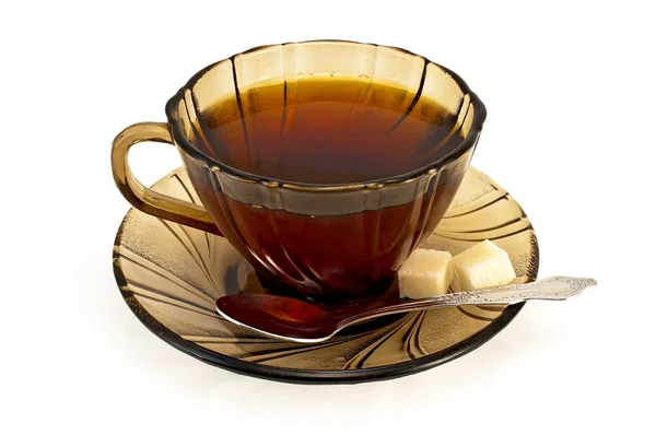 Thé dans une tasse avec une cuillère de sucre brun et — Photo