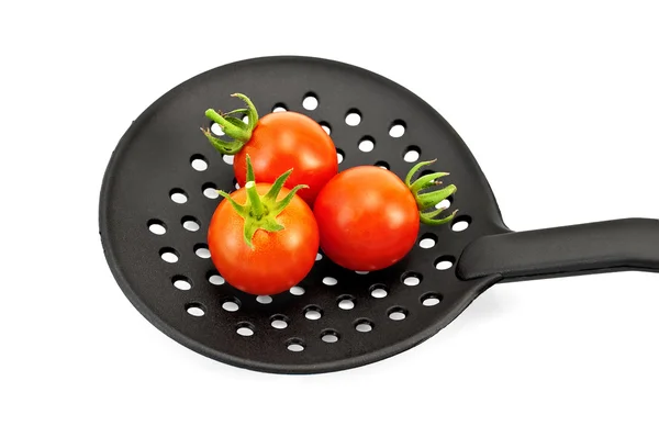 Pomodori sullo schiumatoio nero — Foto Stock