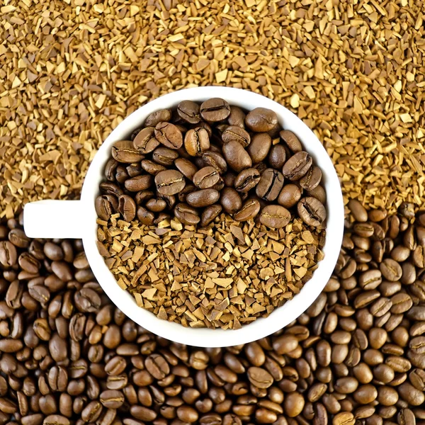 Koffie bonen en granen in een witte kop — Stockfoto