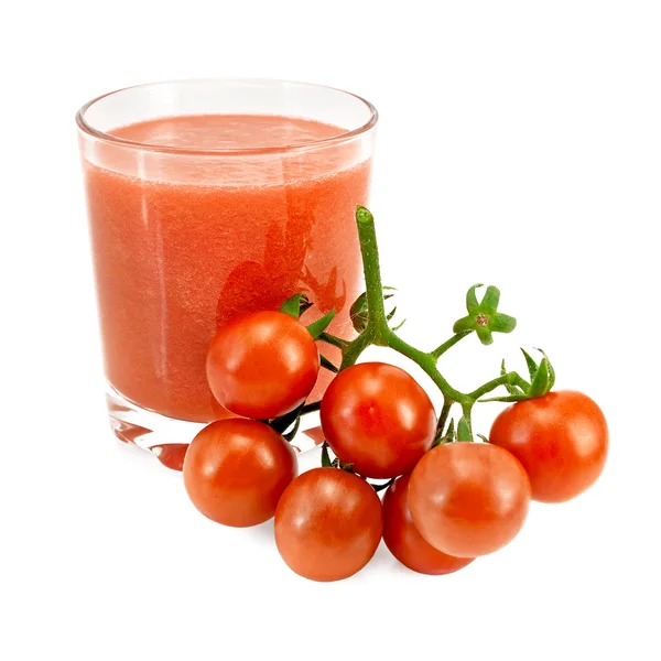 Jus de tomate dans un verre et un bouquet de tomates — Photo