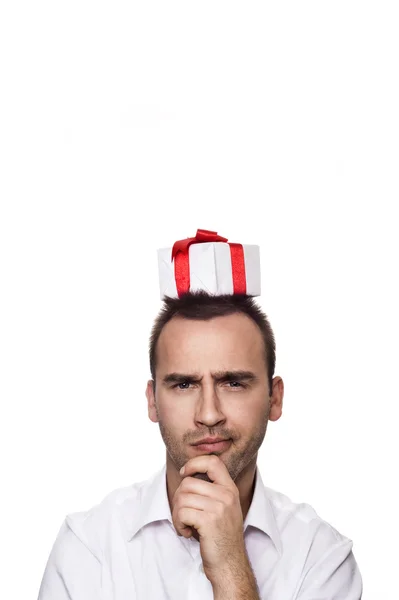 Un homme avec un cadeau sur la tête — Photo
