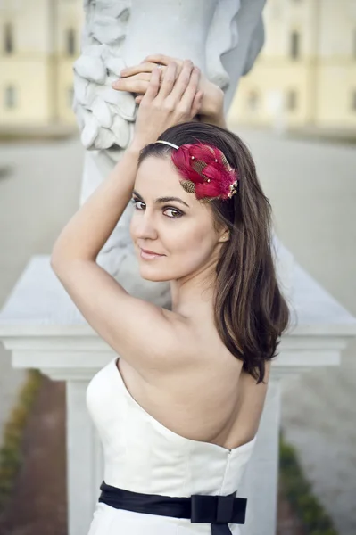 Lachende brunette bruid met modieuze stijlvolle zendspoel — Stockfoto