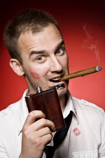 男子吸烟雪茄 — 图库照片