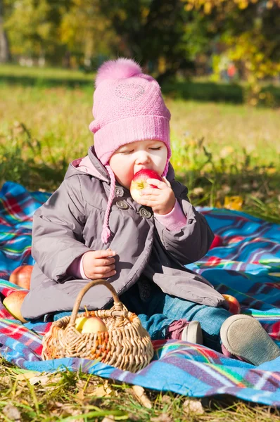 La bambina che gioca al parco — Foto Stock