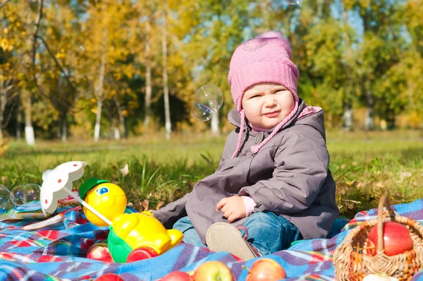 The little girl playing park — Stok fotoğraf