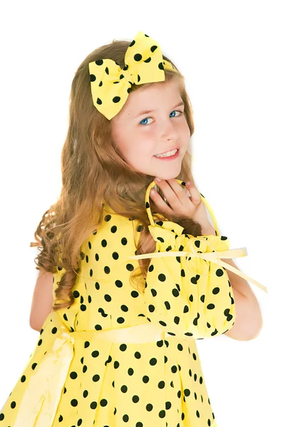 Het meisje in een gele jurk — Stockfoto