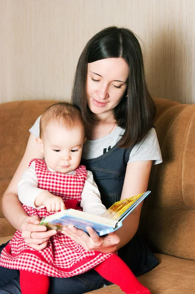 Mama citind fiicei — Fotografie, imagine de stoc