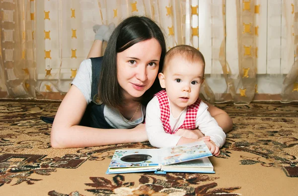 Matka s dcerou čtení — Stock fotografie
