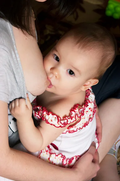Anne meme besleme bebek — Stok fotoğraf
