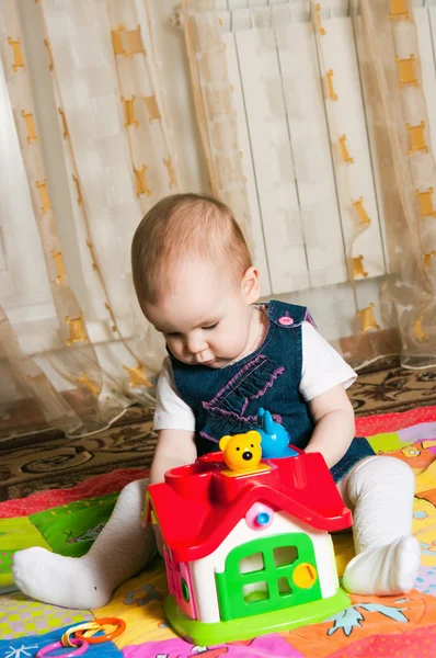 Liten flicka leker med leksaker — Stockfoto