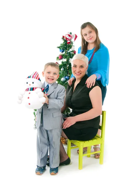 De jonge vrouw met twee kinderen — Stockfoto