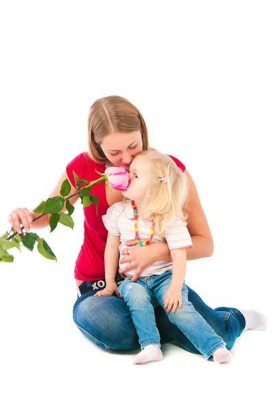 Moeder met de dochter geur een roos — Stockfoto