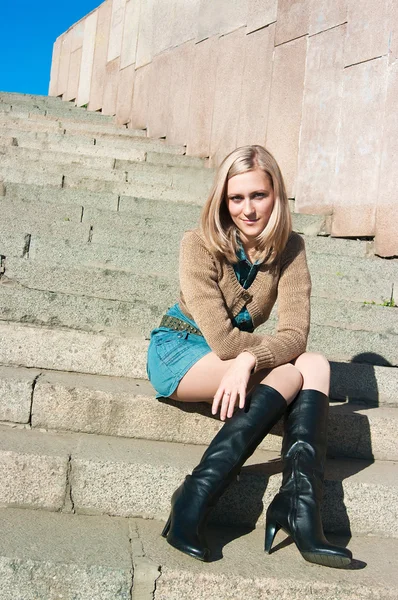Dziewczyna drabiny granitu, siedząc na schodach — Zdjęcie stockowe