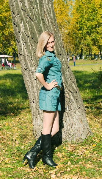 Flicka i parken — Stockfoto