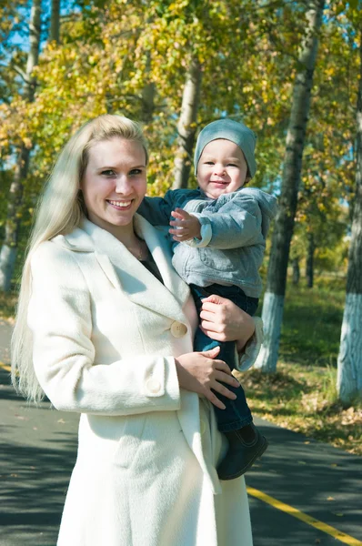 A mulher jovem com o filho no passeio — Fotografia de Stock