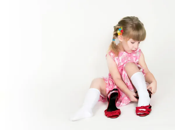 A menina e os sapatos — Fotografia de Stock