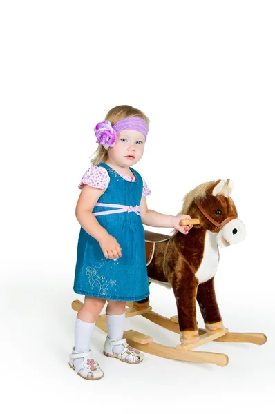 Baby und Spielzeug Pferd isoliert auf weiß — Stockfoto