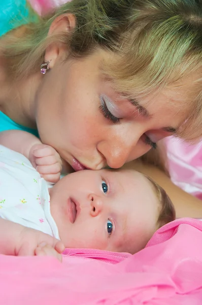 Mother kisses the child — Stock Photo, Image