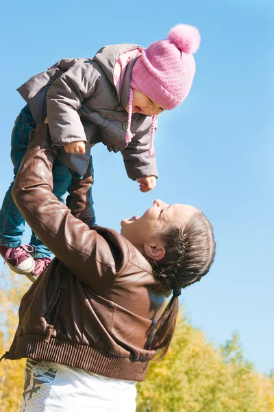 The young woman with the daughter on walk — Stock Photo, Image