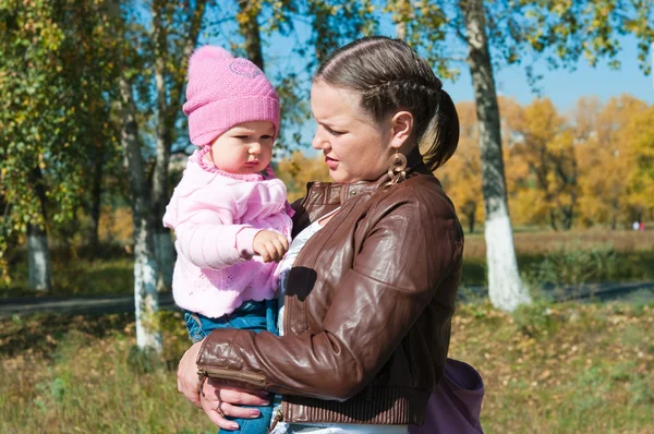 La giovane donna con la figlia in passeggiata — Foto Stock