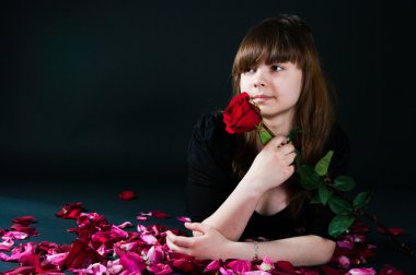 bir gül siyah bir arka plan ile kız