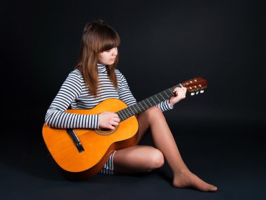 bir gitar üzerinde siyah bir arka plan ile kız