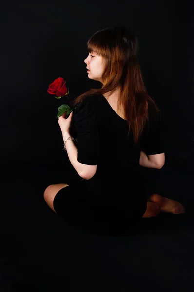 Dziewczyna z różą na czarnym tle — Zdjęcie stockowe