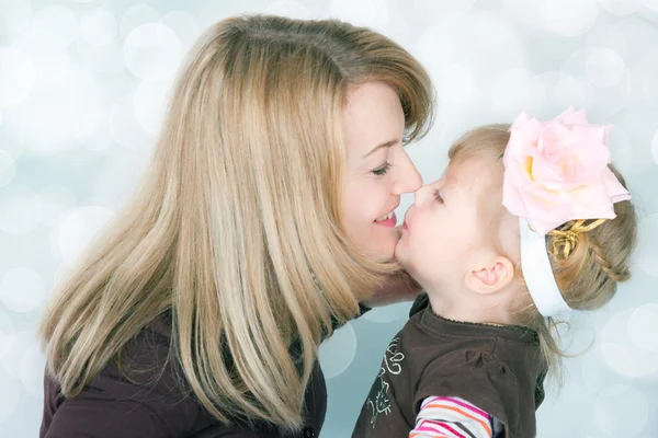 Mamá feliz con la nena —  Fotos de Stock