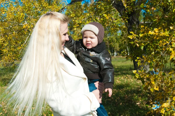 The young woman with the son on walk — Stock Photo, Image