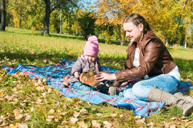 yürüyüşte kızı olan kadın