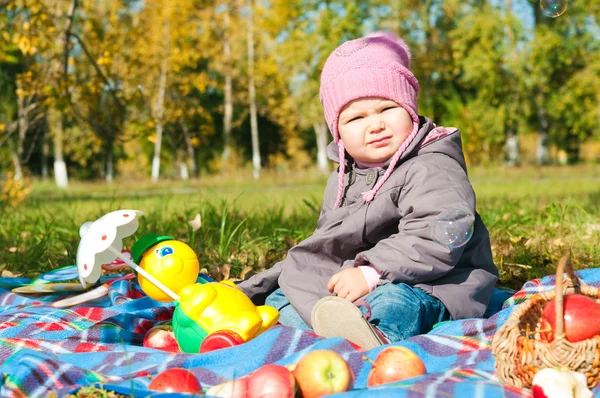 La niña jugando al parque —  Fotos de Stock