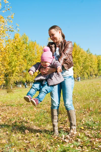 The young woman with the daughter on walk — Stock Photo, Image