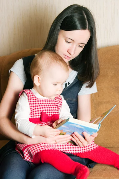 Madre leyendo a hija —  Fotos de Stock