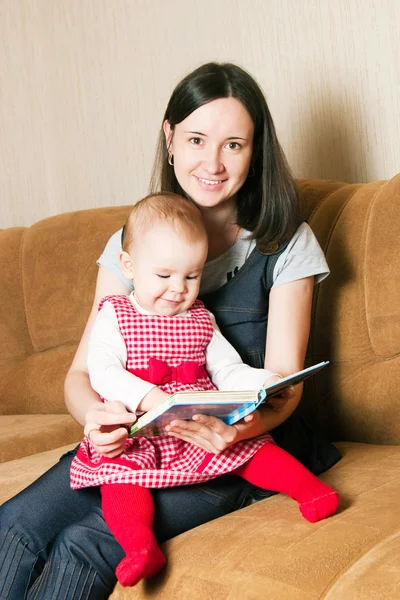 Anne kızı için okuma — Stok fotoğraf
