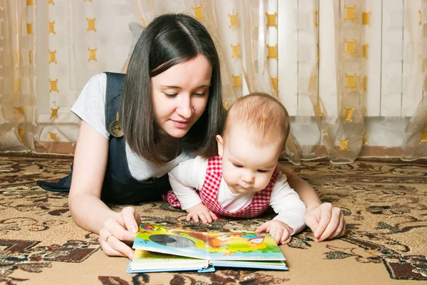 Mãe leitura para filha — Fotografia de Stock